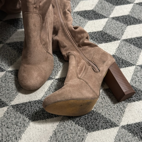 Over the knee boots - Picture 3 of 4